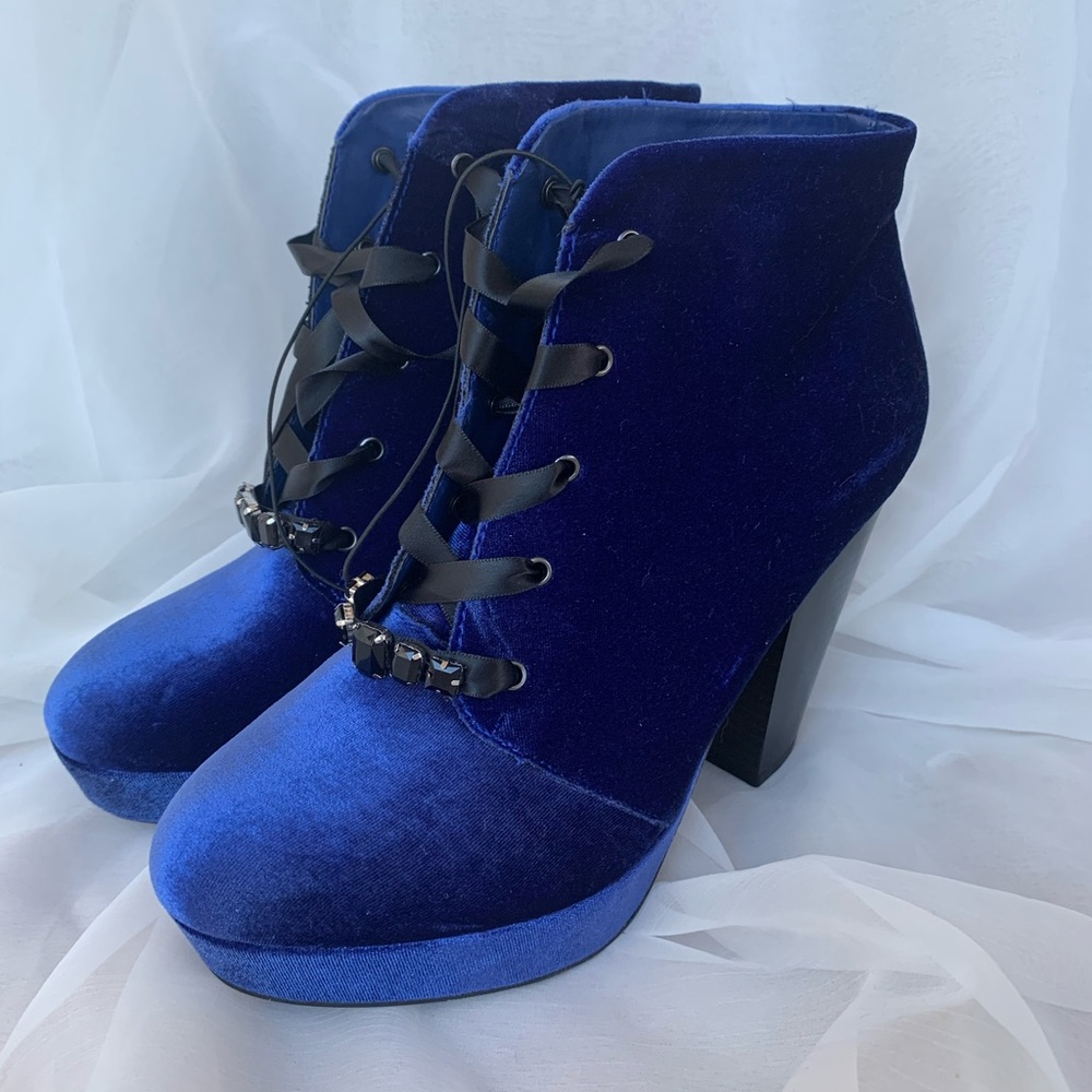 🌹New Listing🌹NWT NIB Betsyville “Gorgeous” Blue Velvet Lace Up Booties